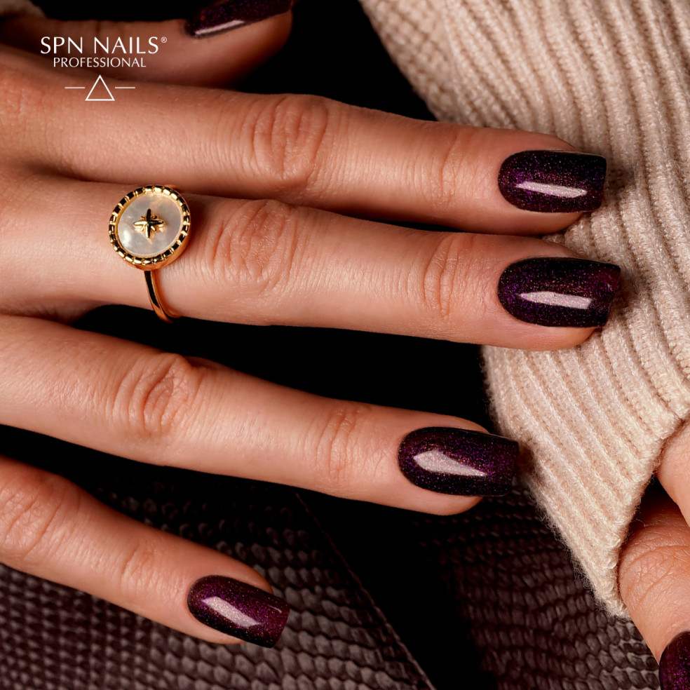 Bordowe brokatowe paznokcie